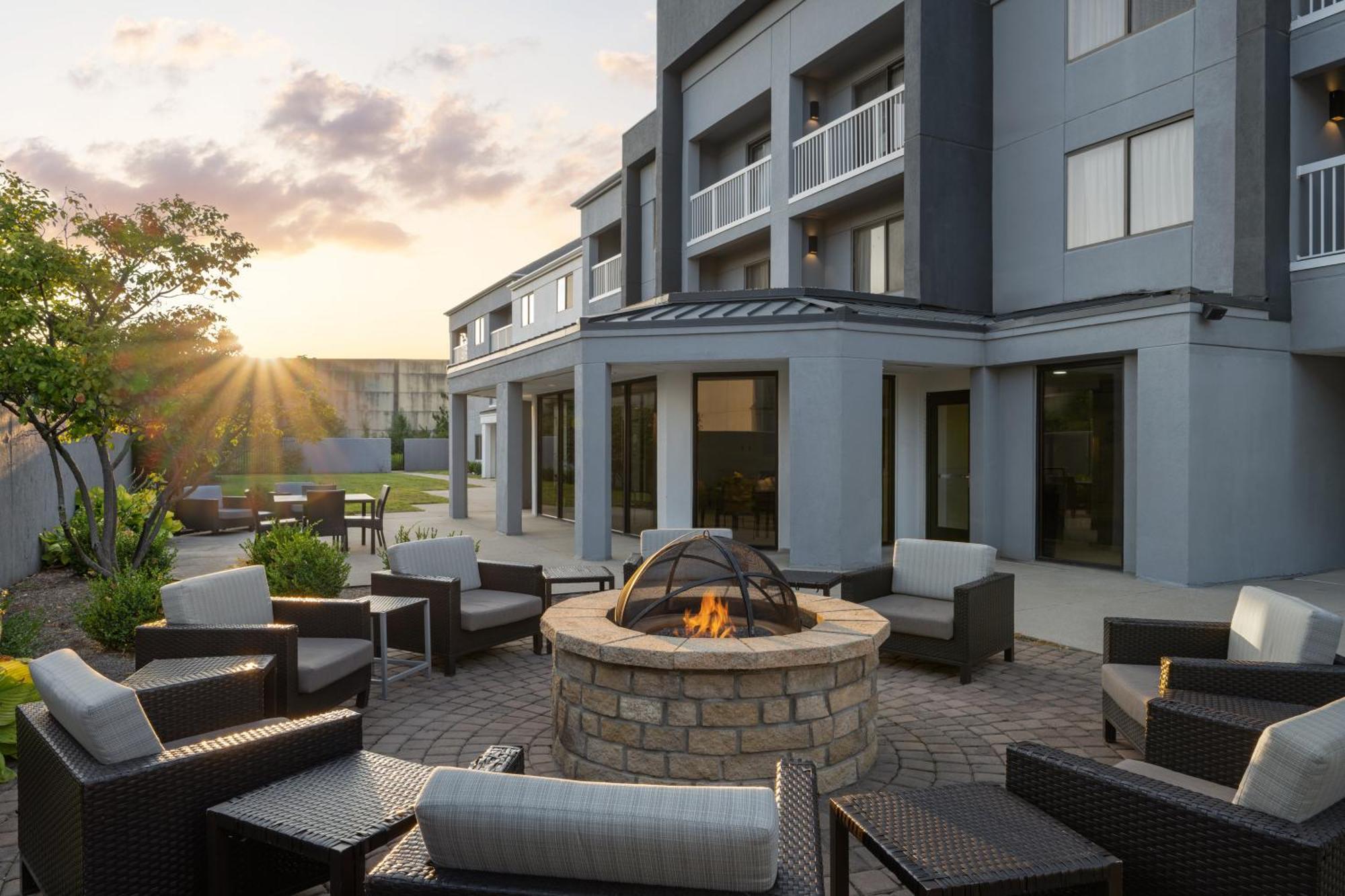 Courtyard Indianapolis Northwest Hotell Exteriör bild